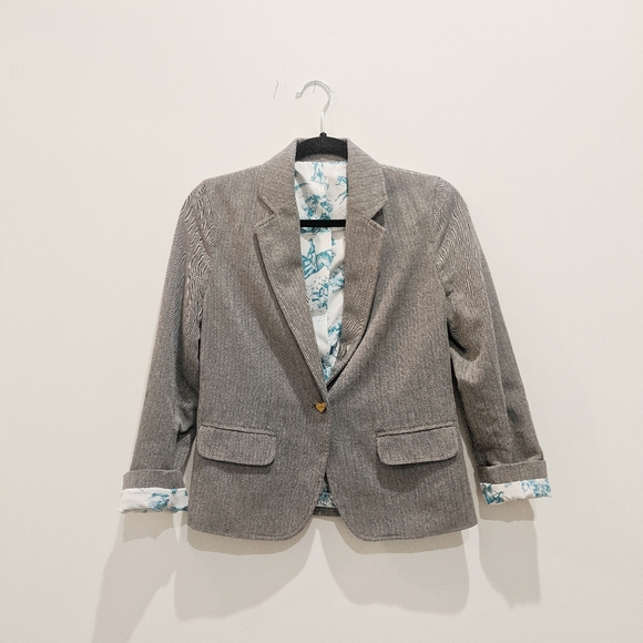 Vera Wang Jackets & Blazers - Vera Wang gray blazer with blue pattern lining